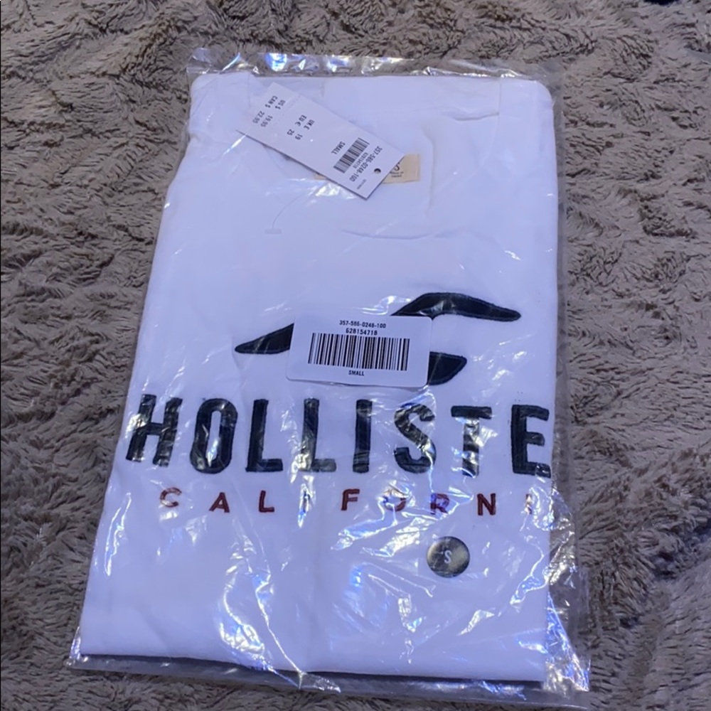 White Hollister tee shirt